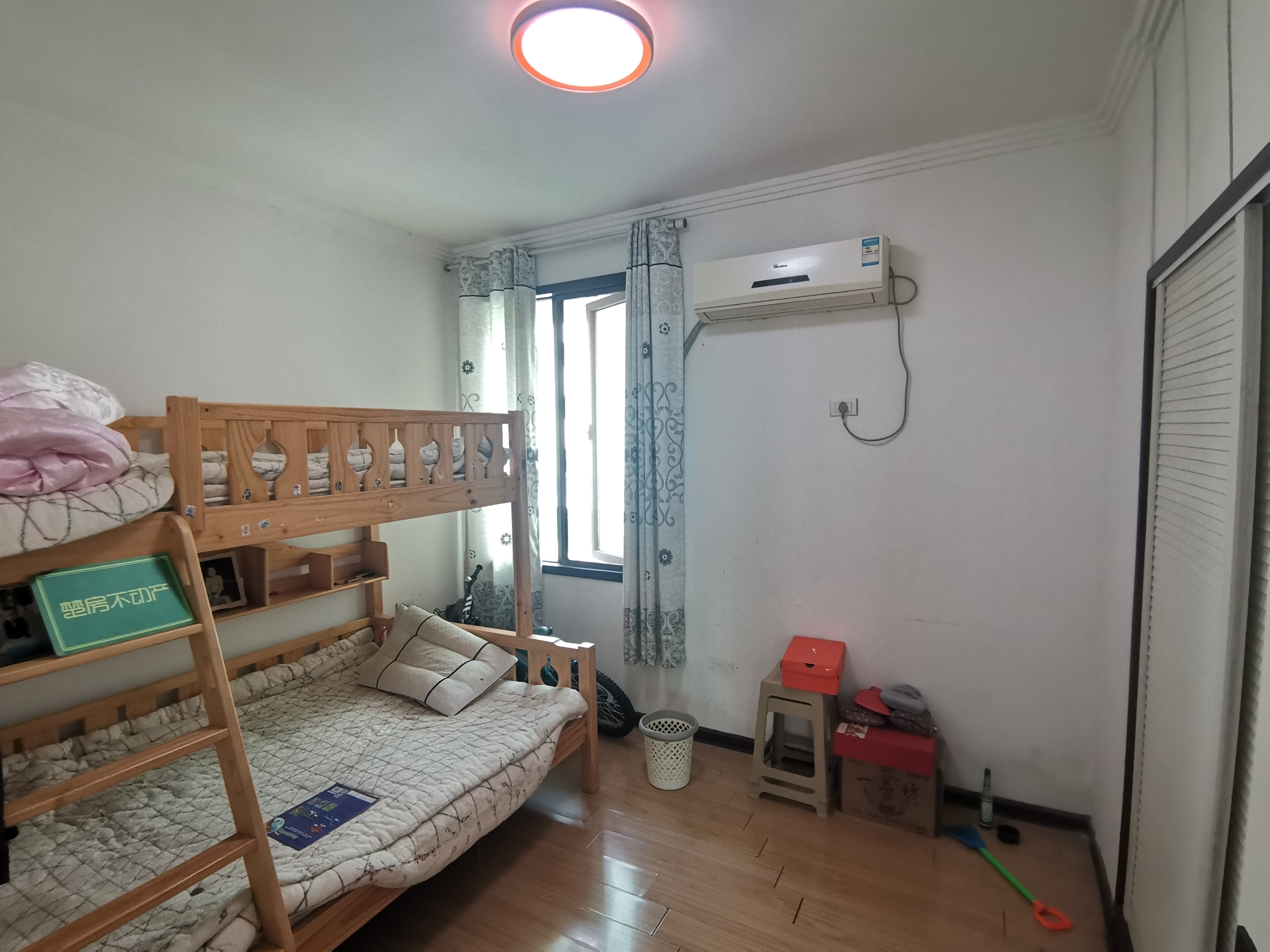 锦绣龙城精装大两房。家具家电齐全领包入住，楼层 好可按揭贷款