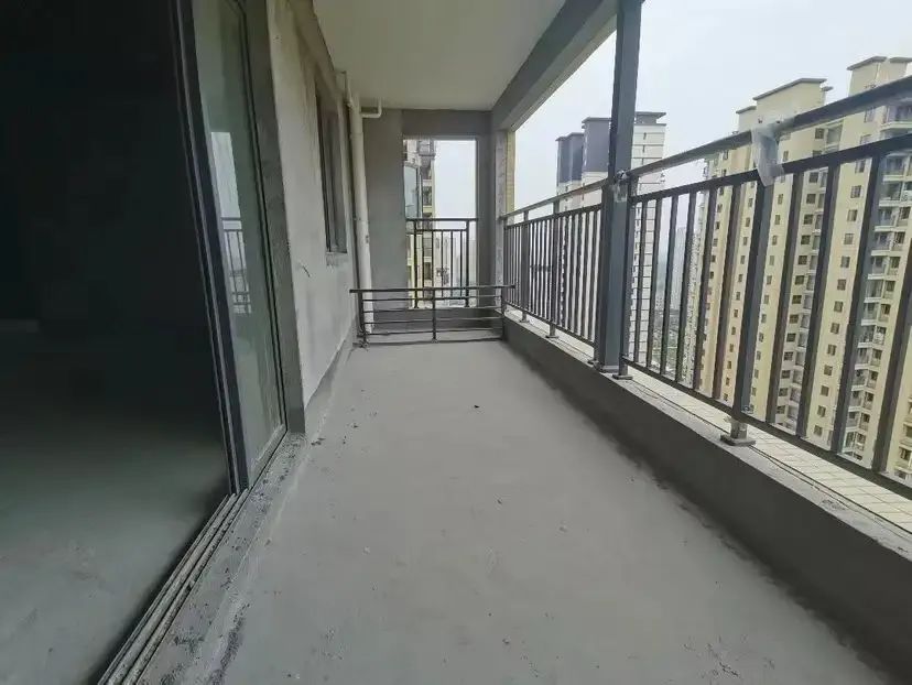 新城名都，，带车位，毛坯大四房，东边户，好楼层， 证满二 南北通透