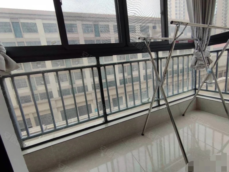 吾悦旁，荣怀61平，边户经典两房，两梯四户，小高层南北双阳台，证满二