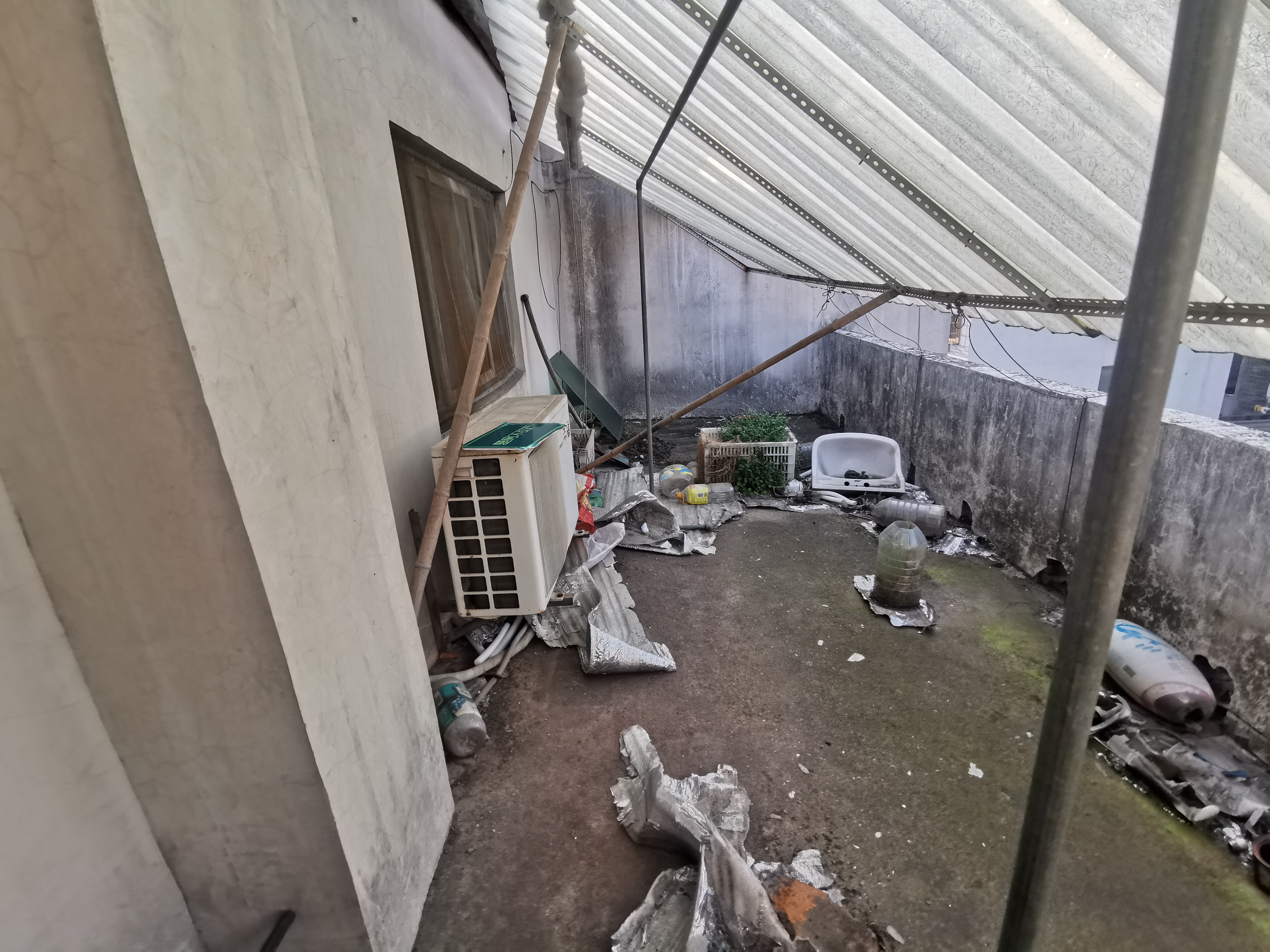 东区车站对面金属回收宿舍三房朝南两个阳台实际面积100平看房有钥匙可谈