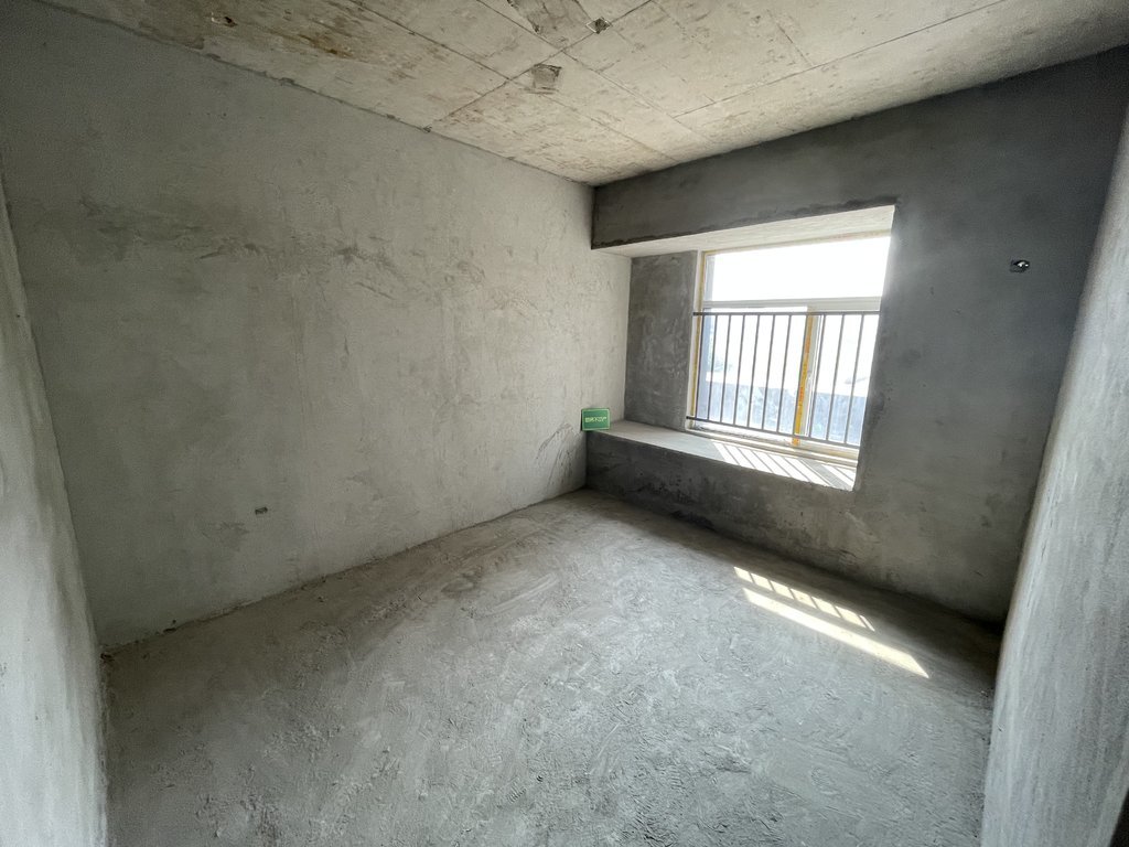 蓝天新城毛坯大两房好楼层采光好视野开阔业主诚心出售