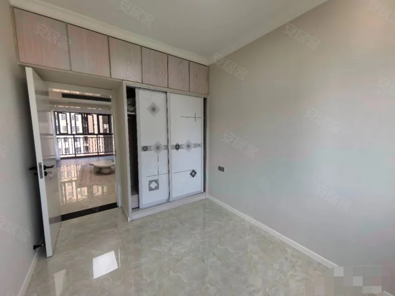 翰林公馆，中间楼层，前后双阳台，精装三室两厅两卫，满二