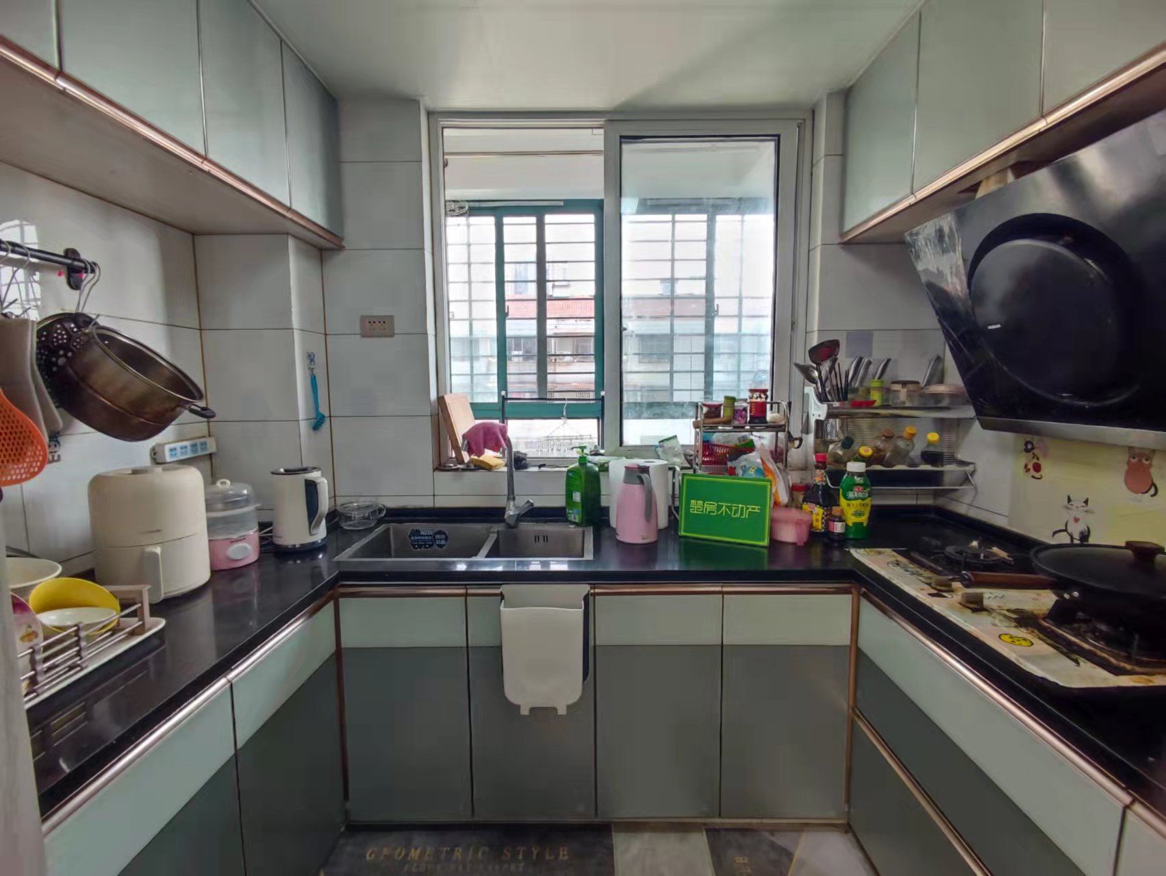 浅水湾精装修证满2年家具家电全部留下，价格可以谈