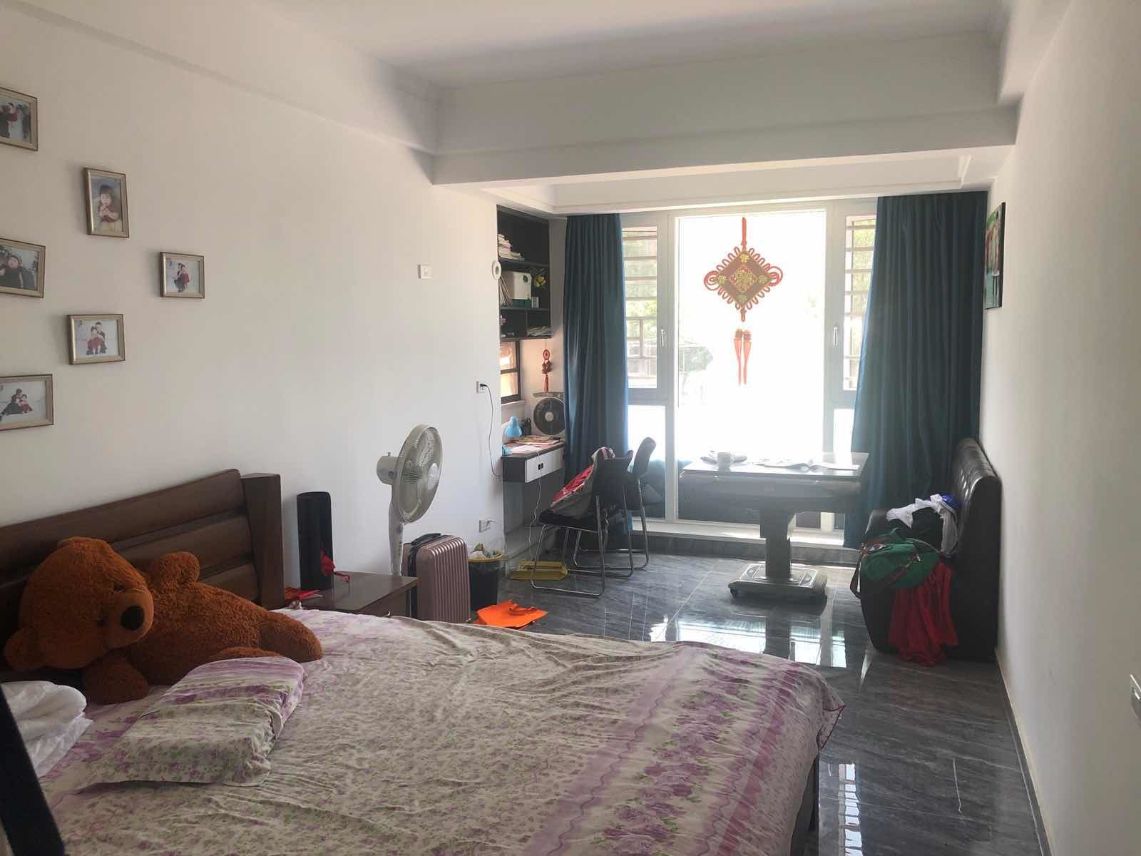 城南，新城一号五期洋房，复式楼，1楼带超大院子➕4个停车位，证满二