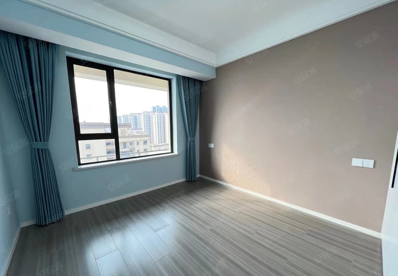 46，业主亏本出，城南，全新精装大三房，双阳台好楼层，证满二