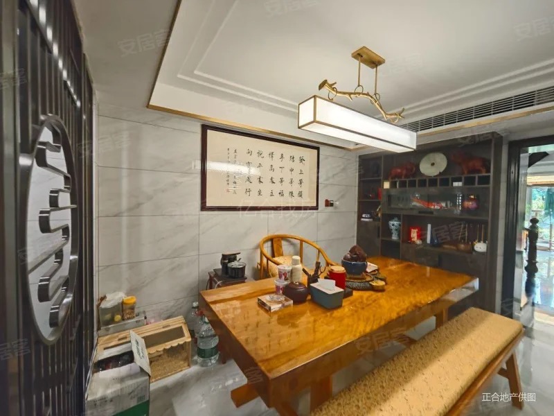 房东诚心出售，绿地香格里拉，一二楼复式​带花园洋房，有车位，