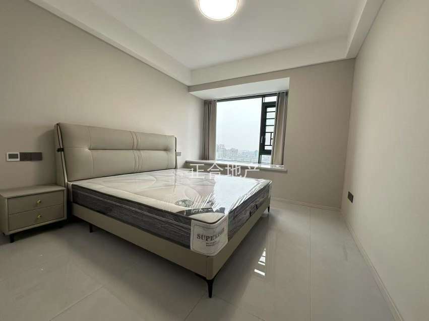 降价了，城南，御湖世家，全新精装三房，电梯好楼层、品牌家具家电齐全，证件满二