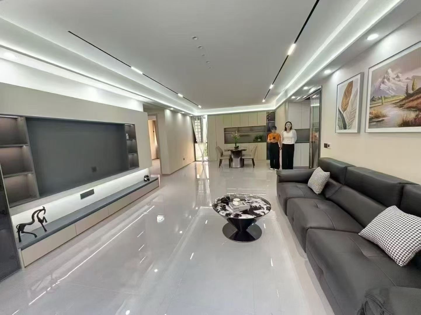 城西，精装大四房，双‬阳台，电梯小高层，全新装修，证满二