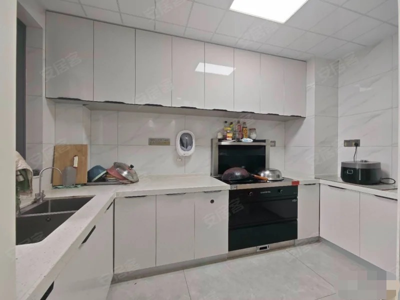 城南，蓝天新城，精装三房，边户，装修成色新，诚心出售，