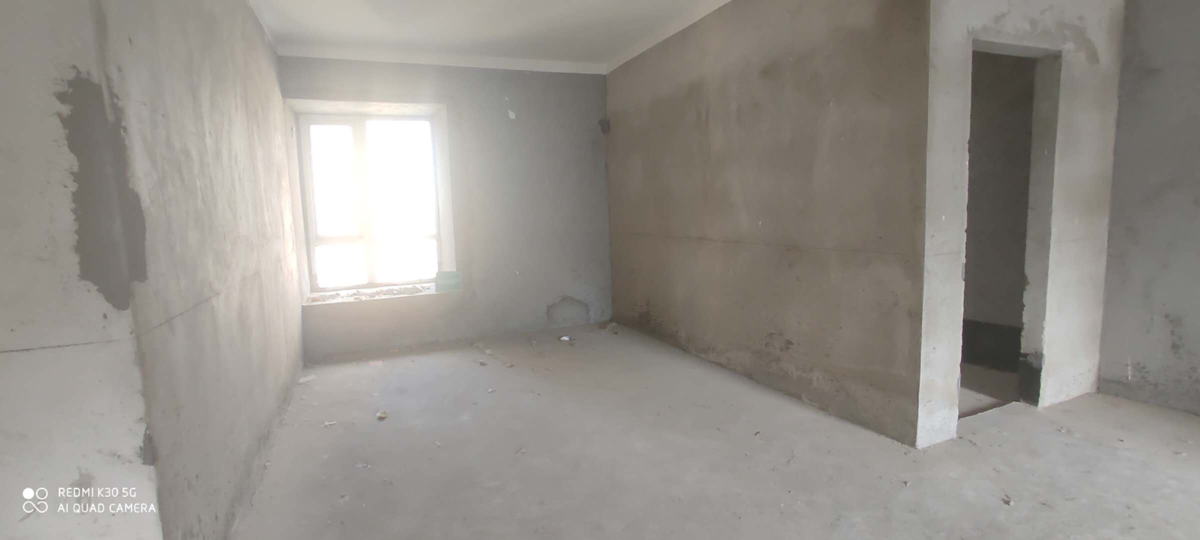 森林国际，毛坯三房，中间楼层，采光很好价格适中诚意出售