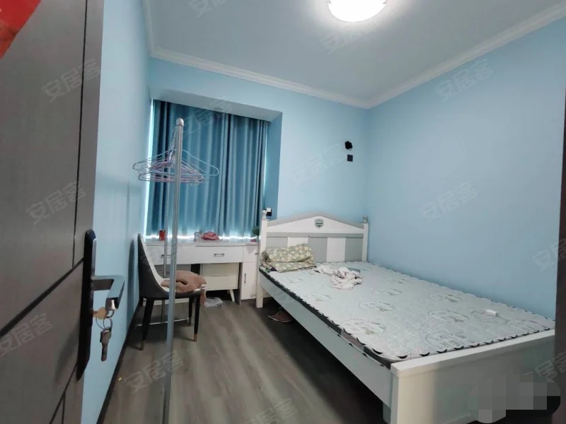 满庭春，精装三房，带入户花园，单价5000，保养成色新，证满二，诚心出售