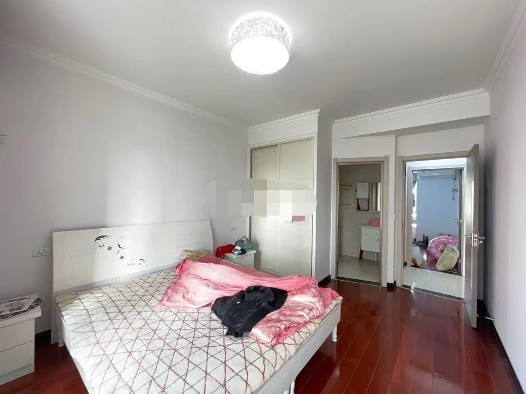 又降价了，房东急售，漫城林语，一中对面，边户，单价4500，好楼层，精装三房，看中了可谈