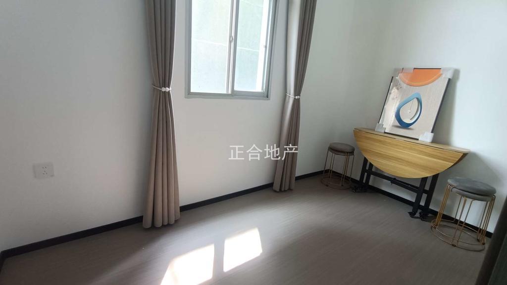 商城附近，仙源酒店旁，步梯中层，有证，全新装修，精装三房，南北通透