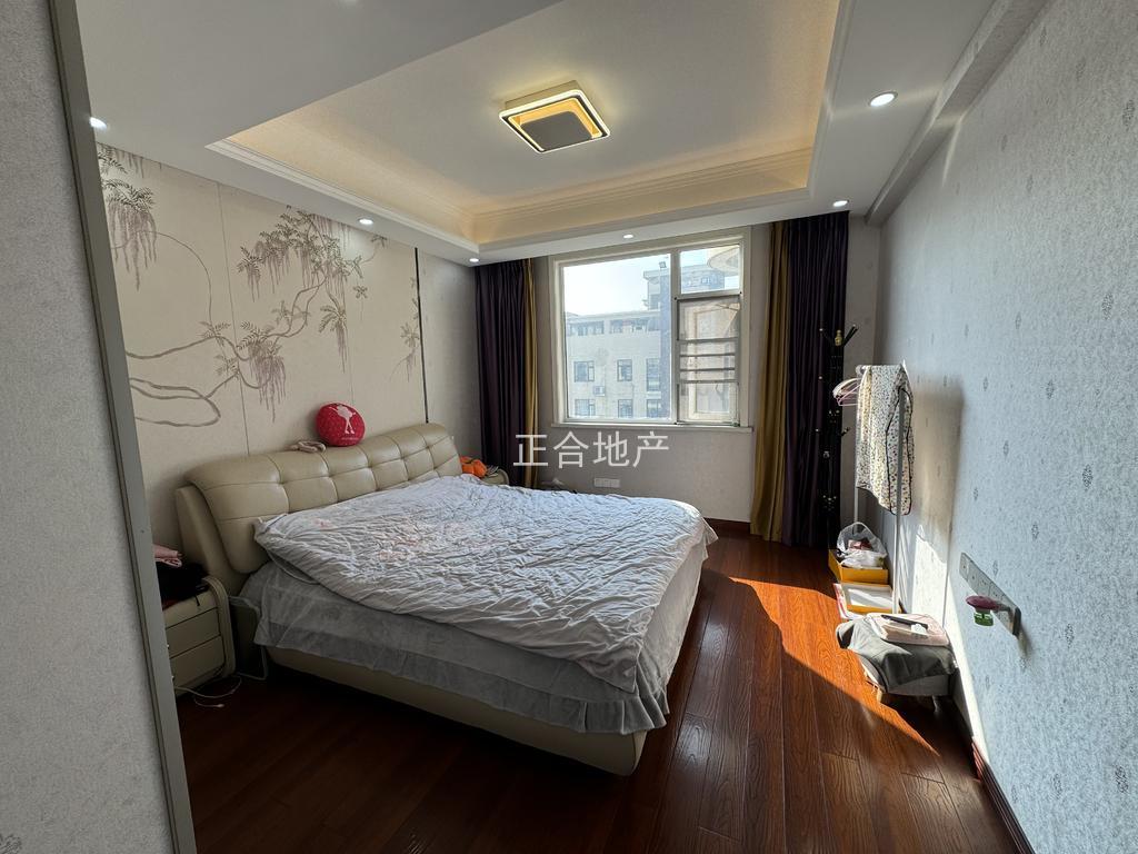 急售，豪装复式楼，中央华府，精装五房，送个阳光房，9成新，电梯小高层