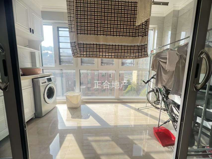 沔阳公园旁，新城壹号五期，电梯小高层。精装4房2卫，好楼层，房子在7楼，成色新，