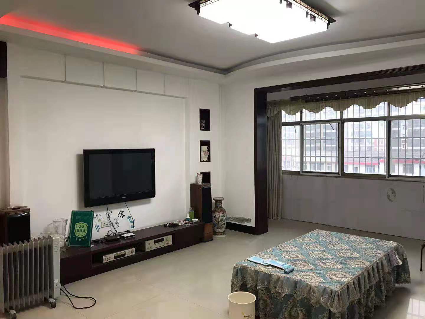 干河路 华兴园旁边 精装大三房带29多平米的车库 生活方便 配套齐全方便停车