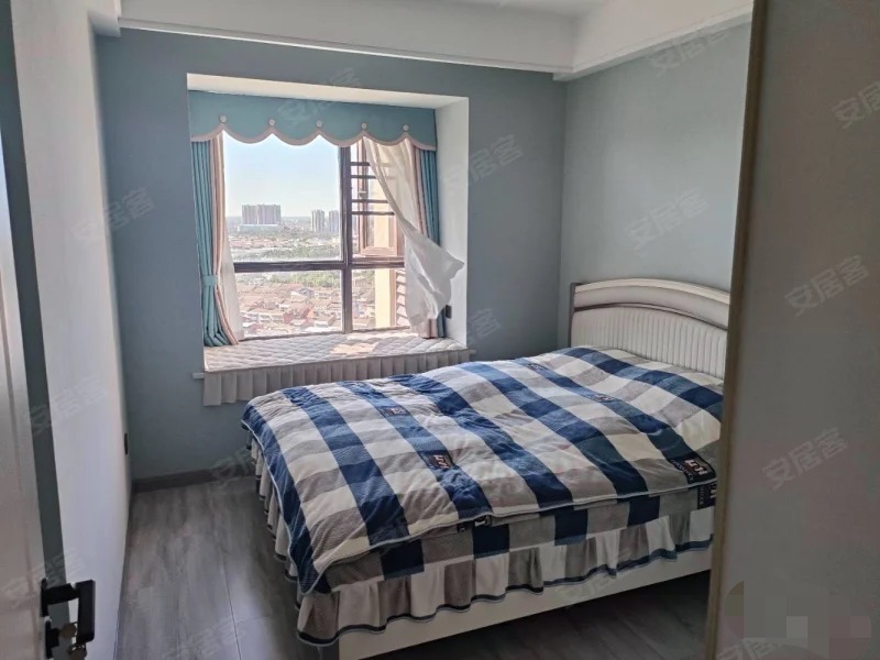 捡漏，御湖世家，精装大三房两卫，9.9成新，好楼层。拎包入住