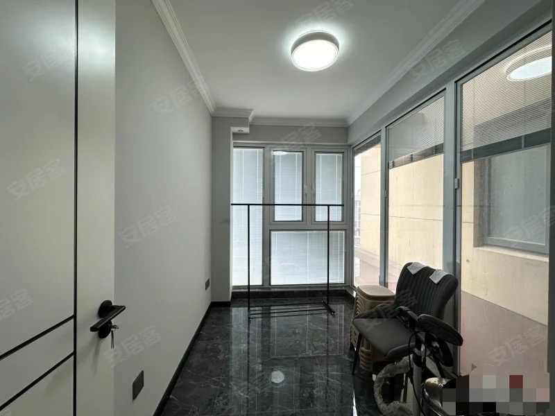 城西，满庭春，精装四房两卫，单价5100，证件满两年，家具家电全送