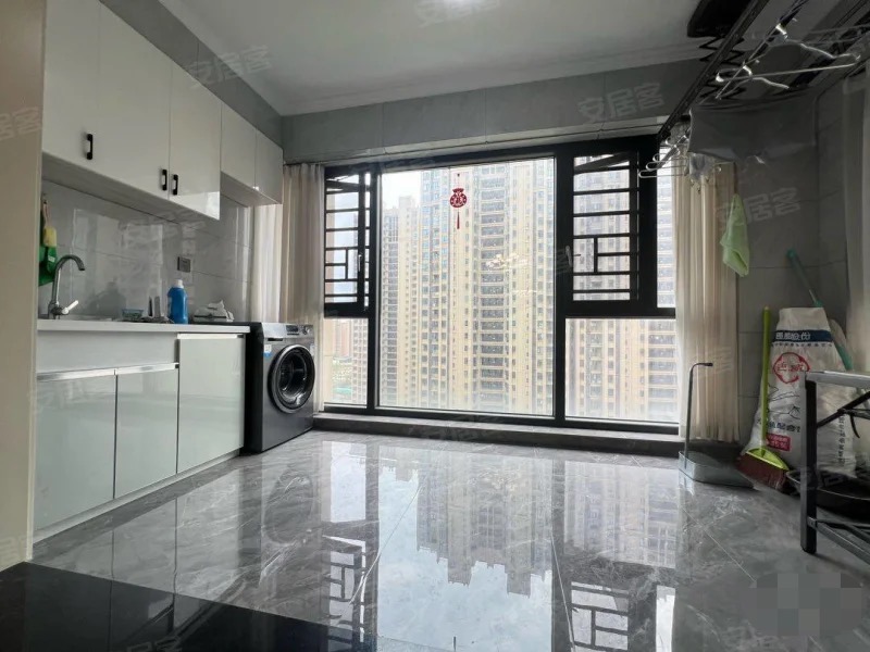 御湖世家，精装三房两卫，单价5800，带个车位，满2，全屋中央空调，家电家具全送，好楼层