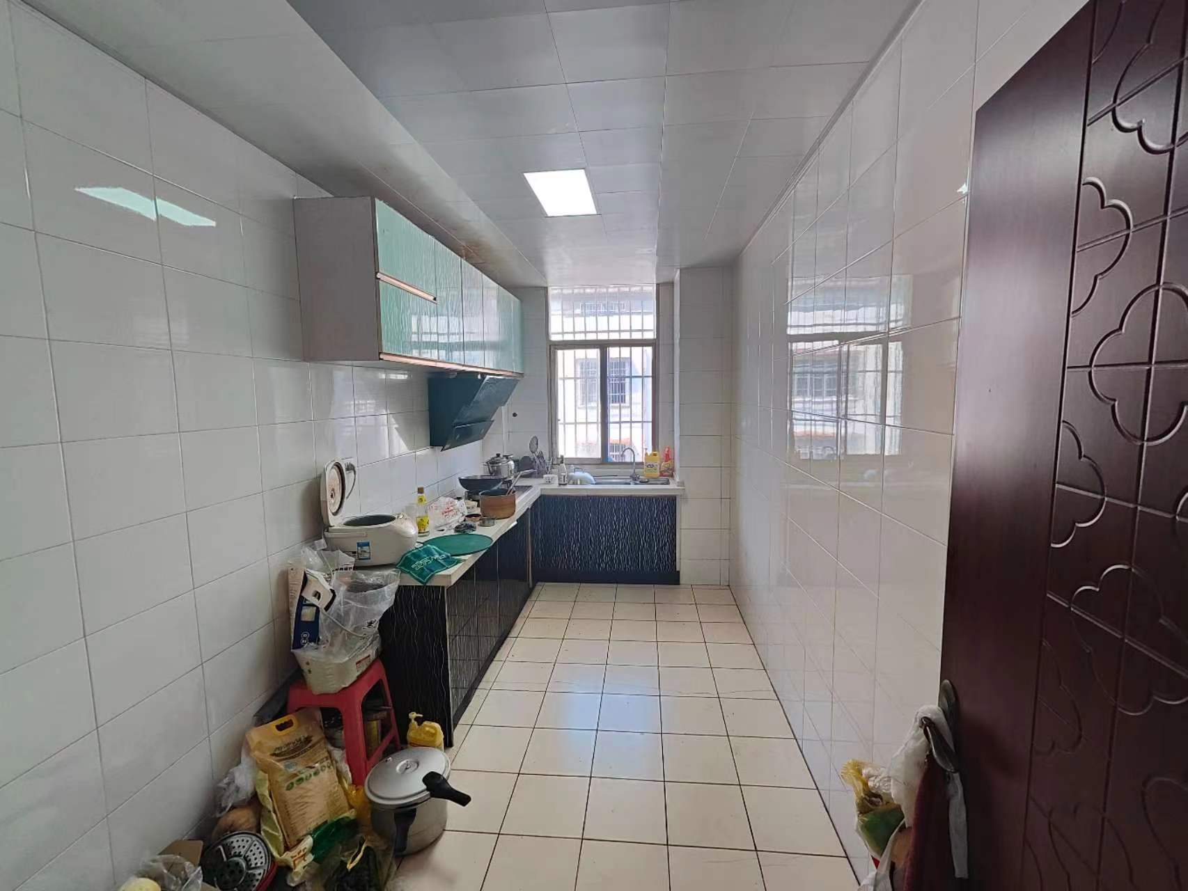 宏达小区优质精装大三房来啦，上仙桃醉好的晓学，实验二晓，楼下就是农贸市场买菜极其方便，车站也近的吓人