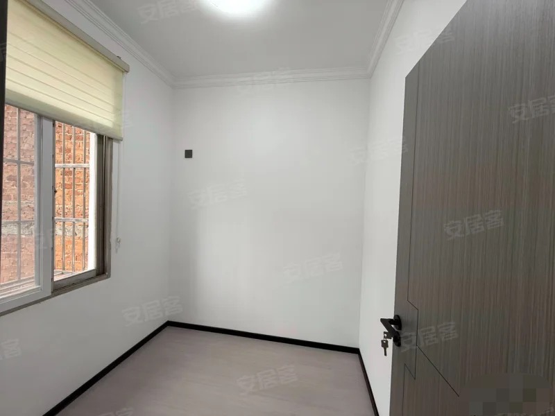 城南，精装两房，步梯三楼，一梯一户，有证