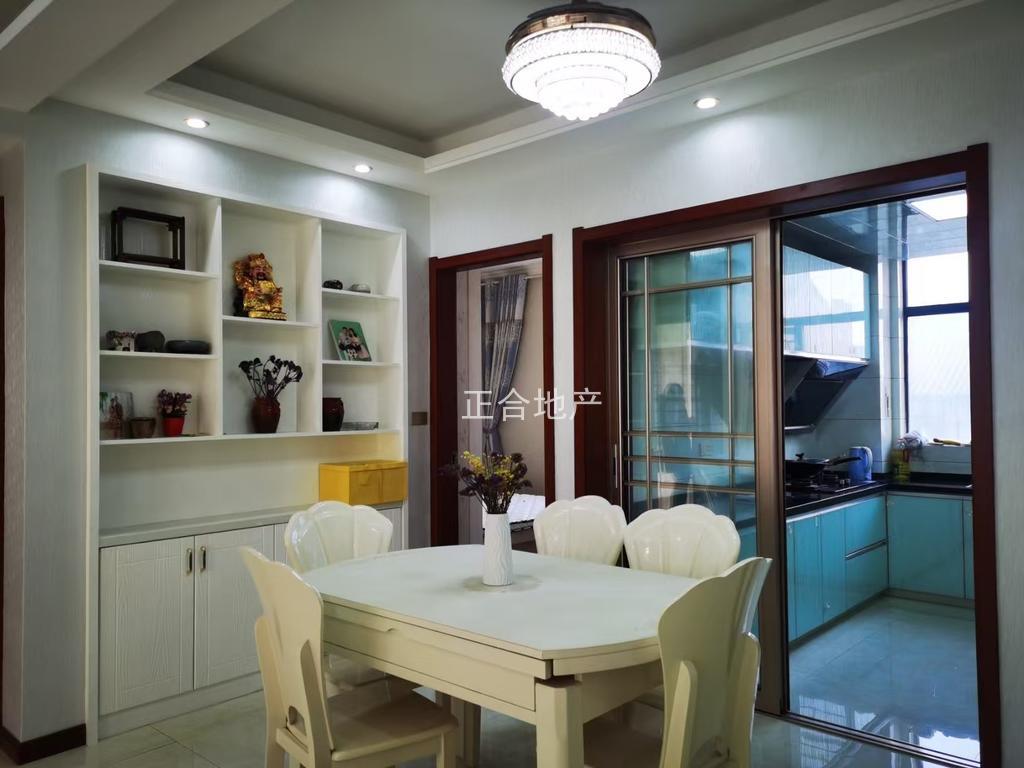 四中旁，精装三房两卫，电梯小高层，单价4千多，业主急售，