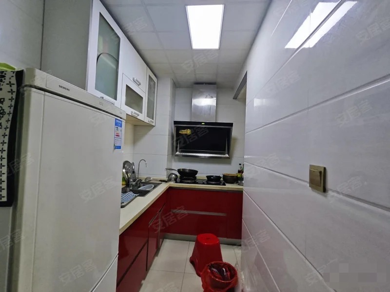 快来捡漏，一中附近，和合国际城，精装三房，电梯中间楼层，老证