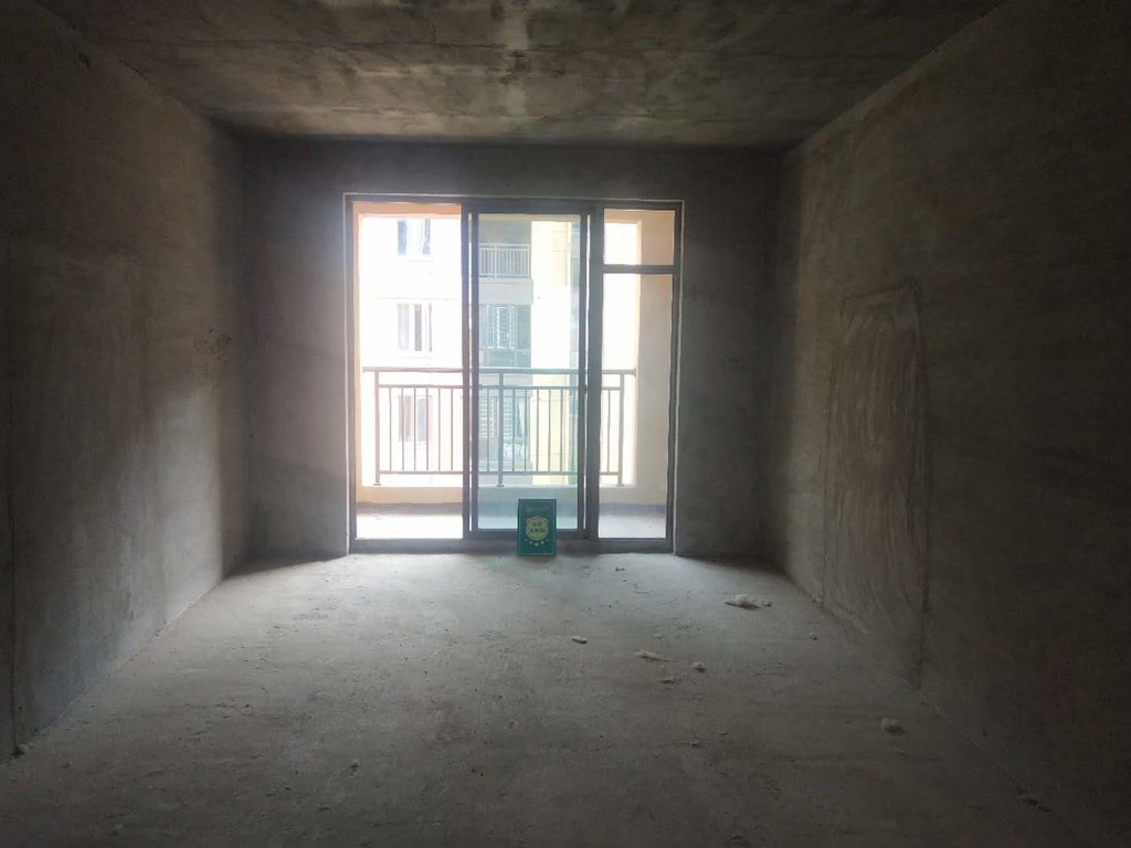 绿地香格里拉 毛坯大两房 中间楼层 看房方便