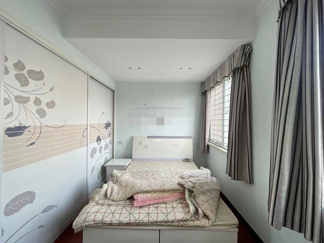 又降价了，房东急售，漫城林语，一中对面，边户，单价4500，好楼层，精装三房，看中了可谈