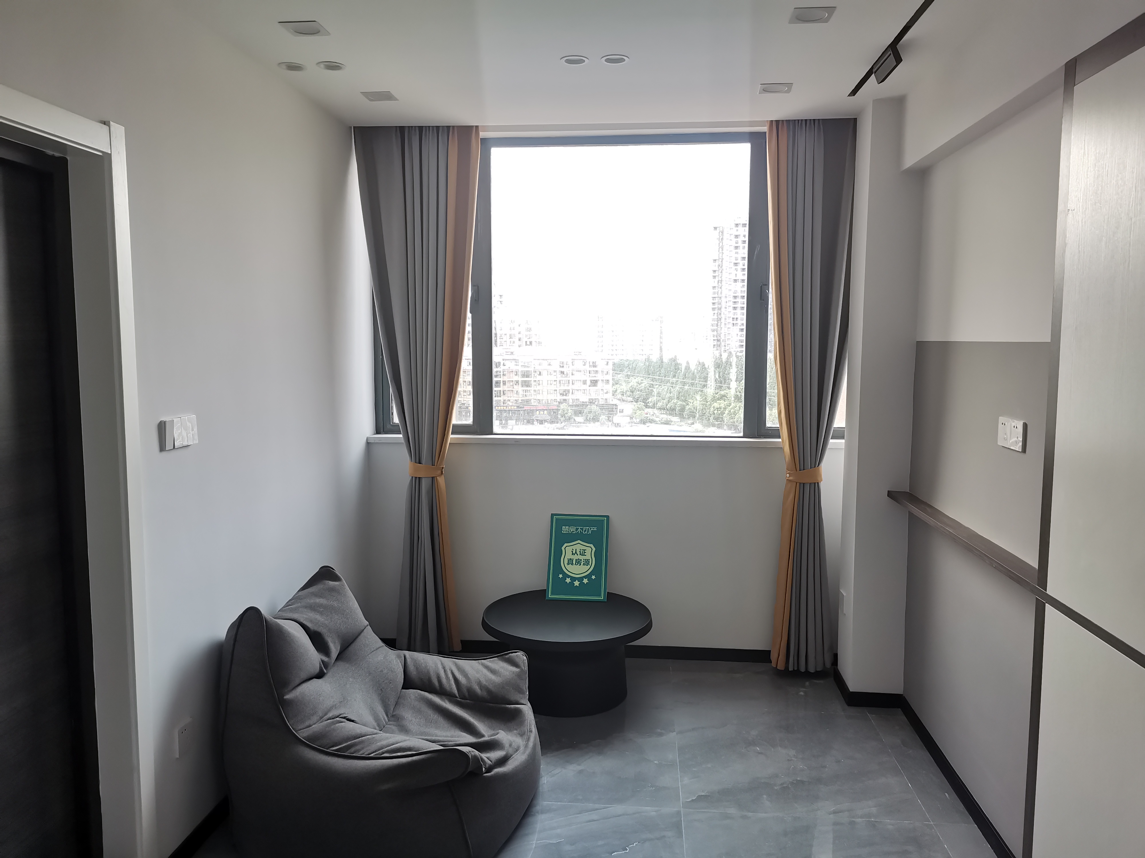 元泰未来城全新装修四房中间楼层看房方便房东诚意出售