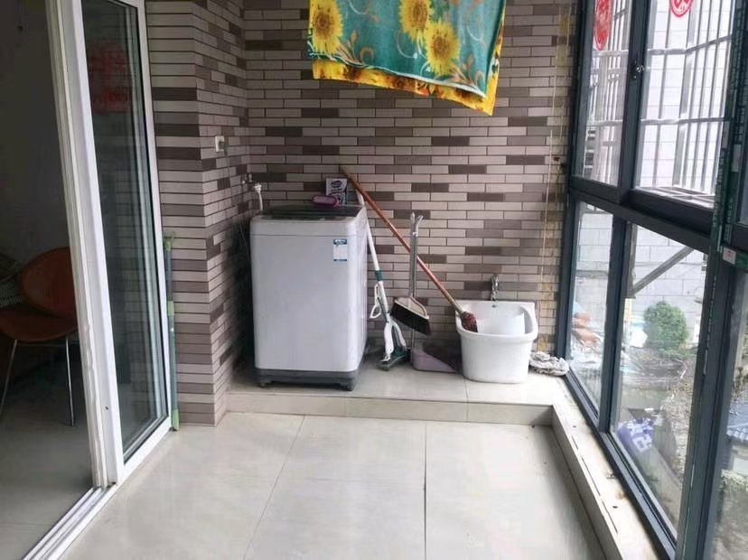 捡漏，新天地广场旁，步梯三楼，精装三房两卫，楼龄新，三十几万