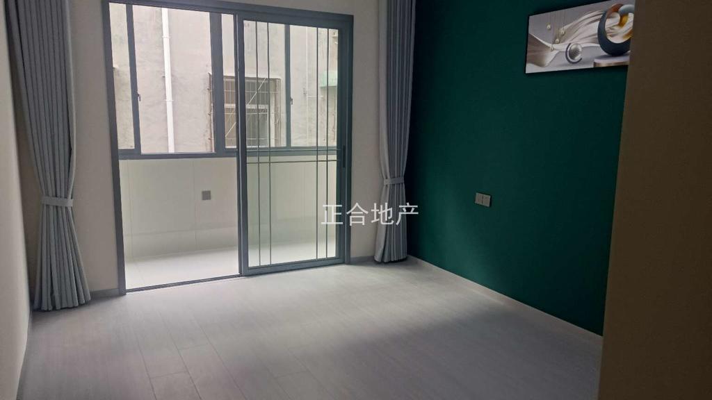 降价了，房东诚心出售，仙桃商城，楼下老三中，步梯三楼，全新装修三房两卫，户型采光好