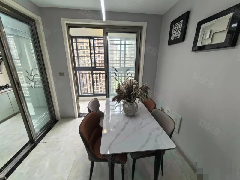 一中对面，翰林公馆精装四房，单价4900中间楼层，南北通透