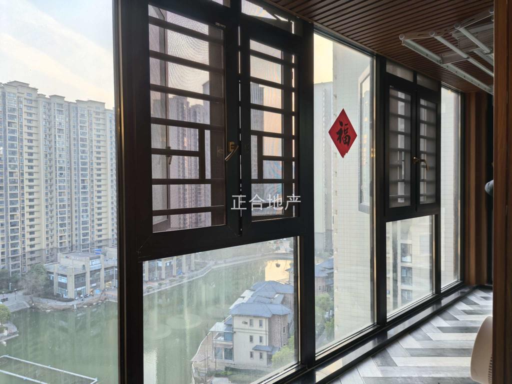 森林国际湖景房，电梯中间楼层，边户，精装三房两厅两卫，成色很新，业主诚心出售,全屋中央空调，地暖