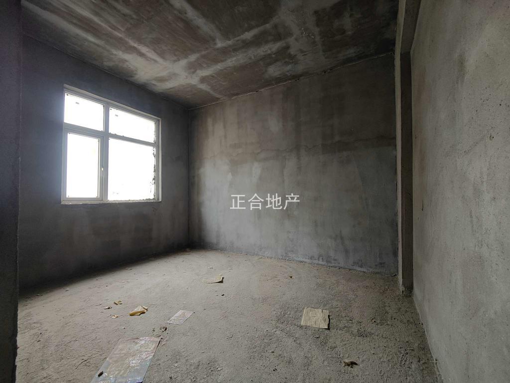 城南，新三中旁，元泰未来城，超大转角阳台，大平层，单价4800，送车位一梯一户,