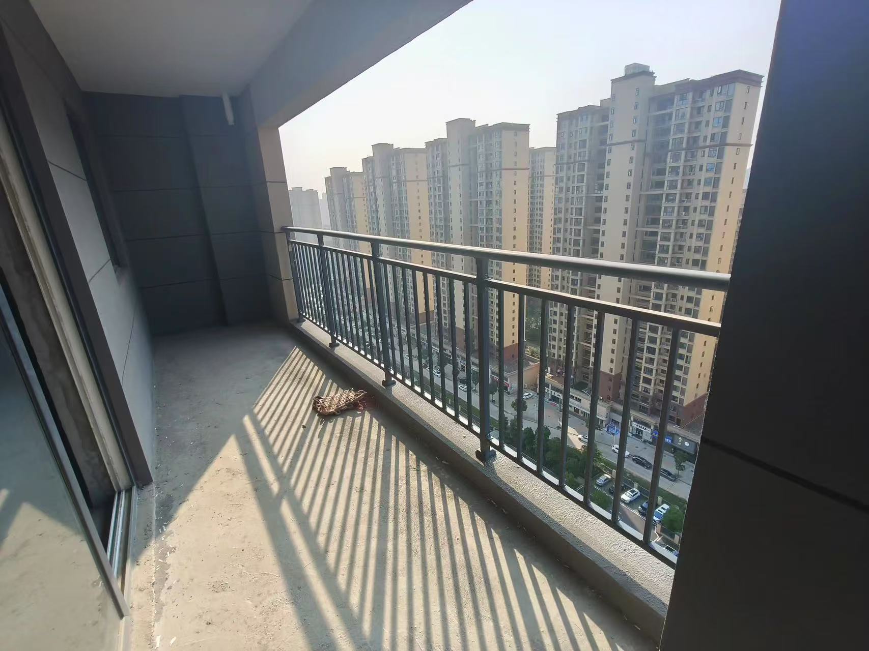 城南，森林国际北苑，精装三房两卫 ，好楼层， 东边户， 7米长阳台