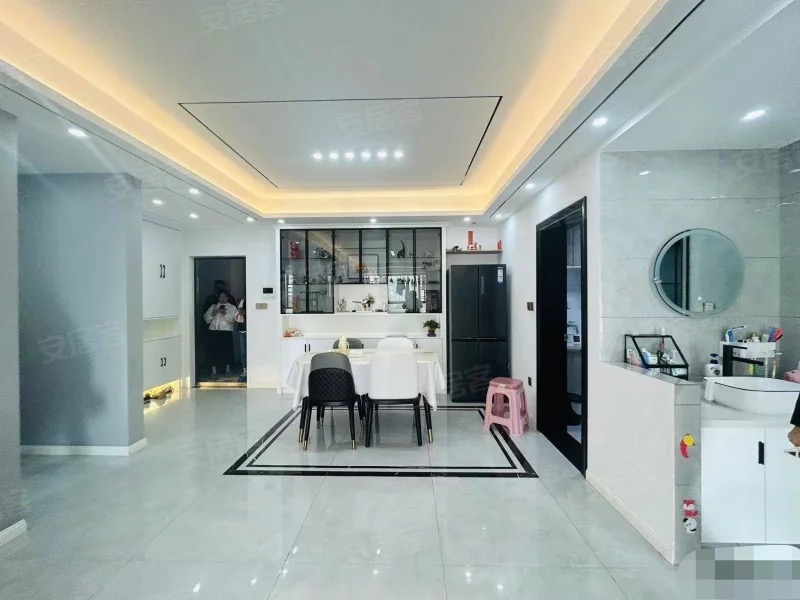 捡漏，新城壹号，电梯小洋房，7楼，总高11层​，精装小3房，装修99新，三开间朝南，证满二