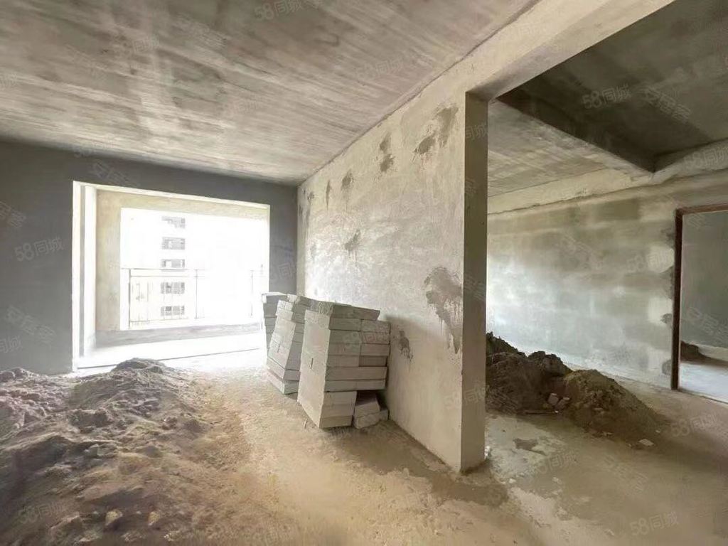 城南沔小附近，全人车分流小区，领秀城毛坯三房，证件满二，单价不到6000，手慢无