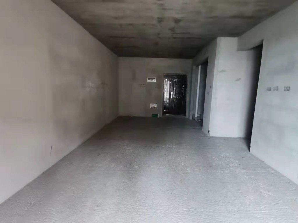 元泰C区 毛坯大三房 户型方正 看房方便 房东诚意出售