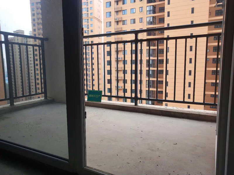 满庭春毛坯小三室