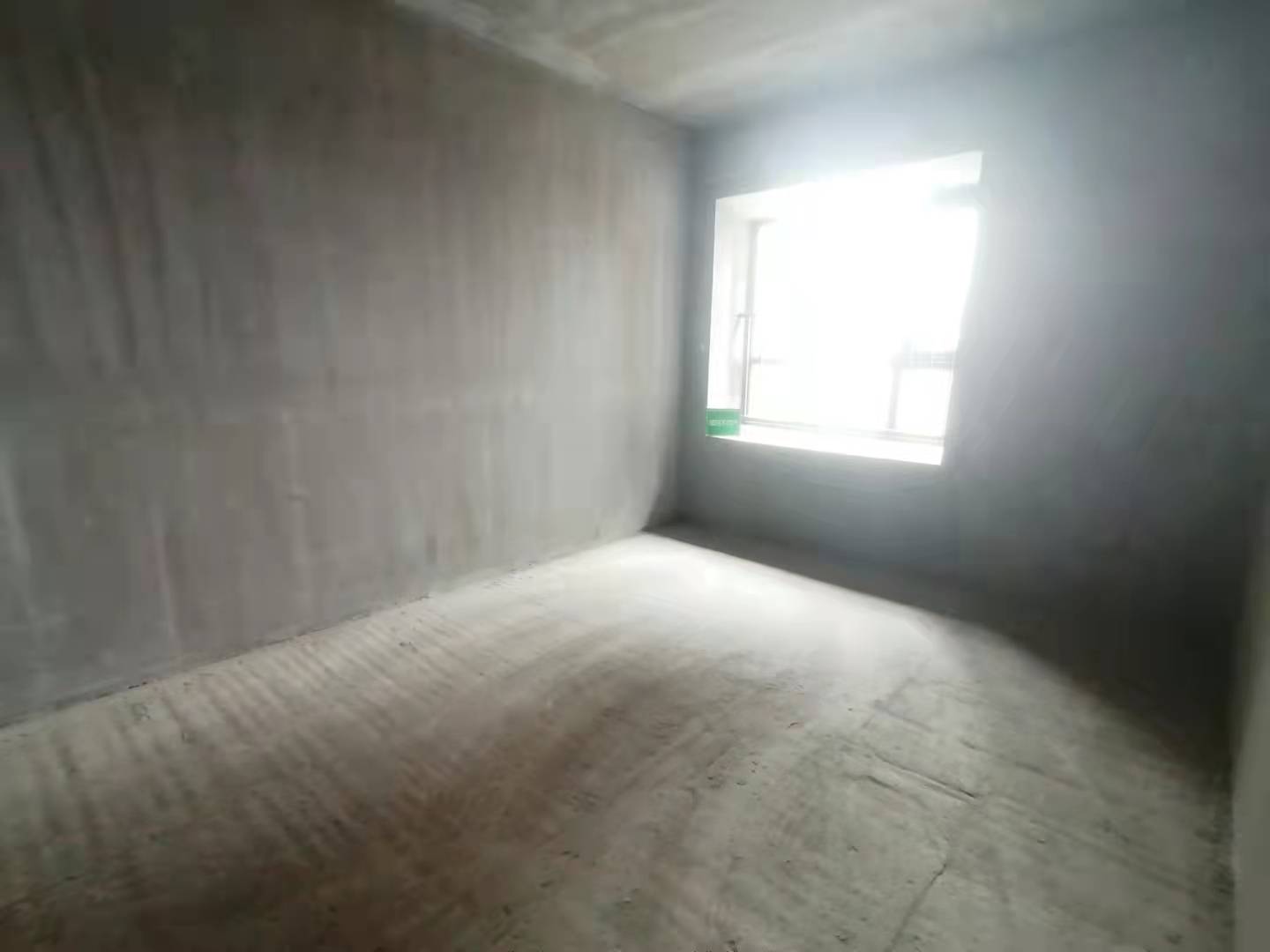 御湖世家毛坯中间楼层带车位采光好旁边沔小幼儿园