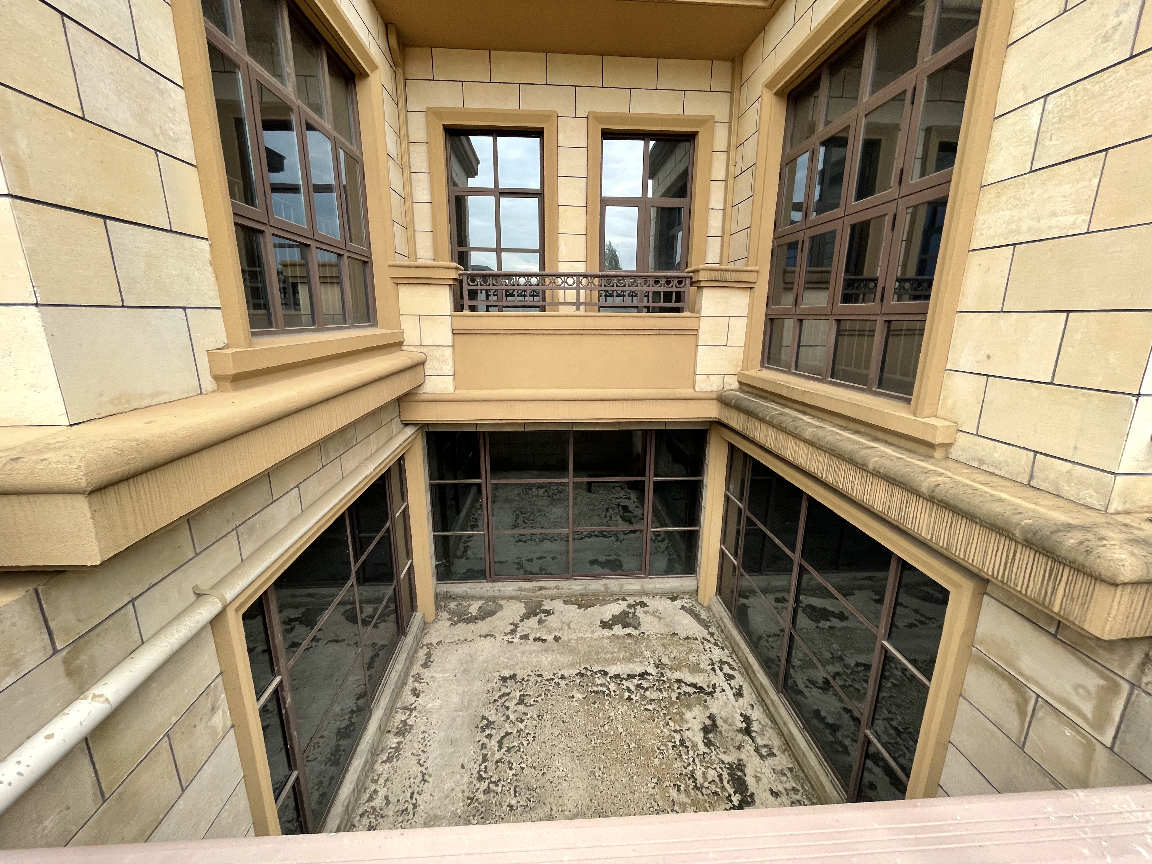 绿地华庭双排大别墅带超大院子带地下室享人生  生活从这里开始