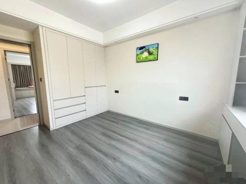 城东，次新小区，全新精装，三房两卫，边户，南北通透