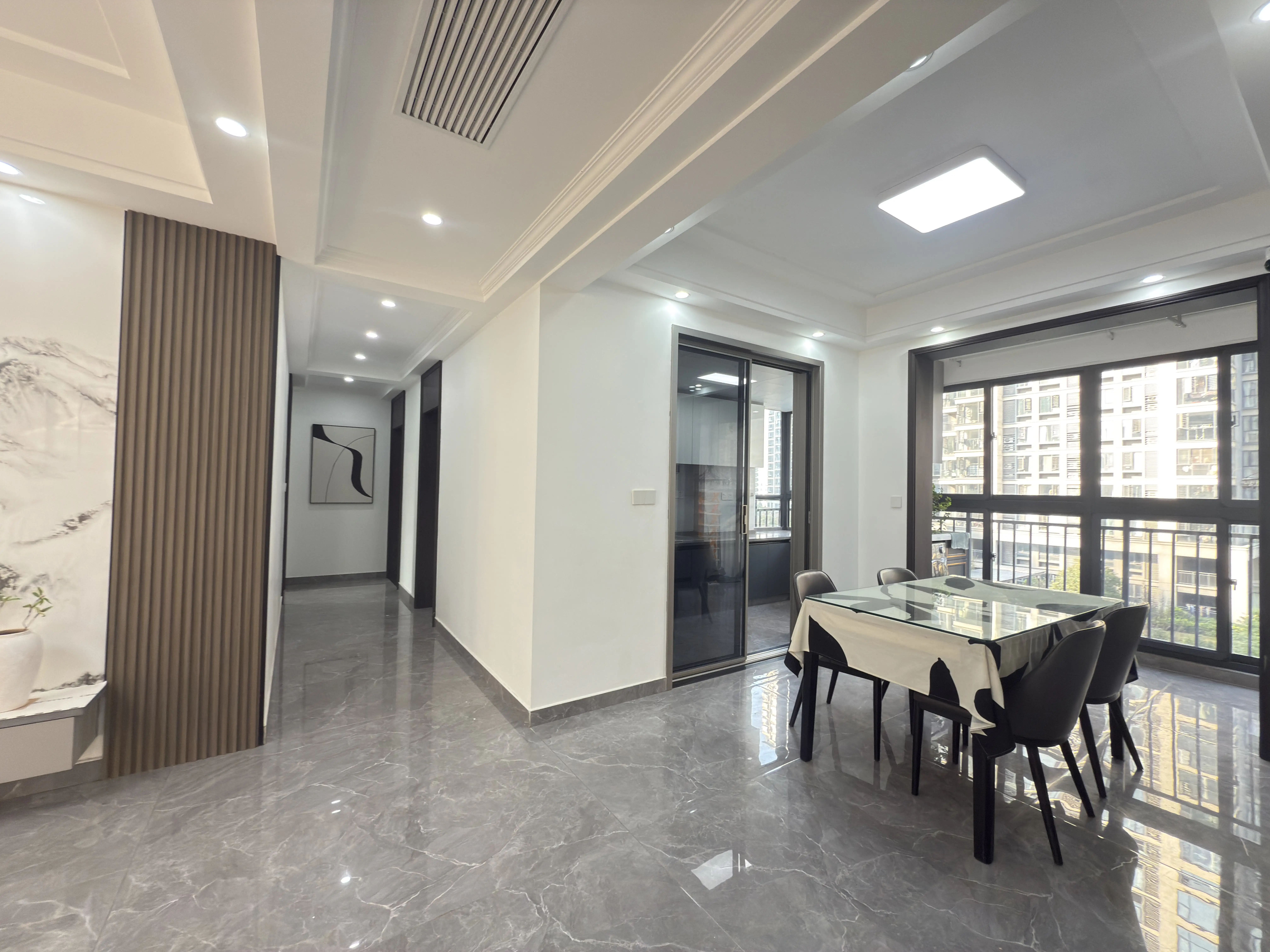 风和日丽，精装四房，全新装修，南北双阳台，单价5千多，证满二