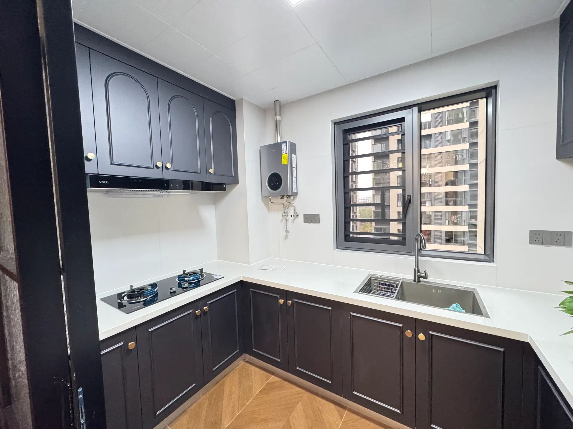 城南，金科，精装三房两卫，三中三小，全新装修，拎包入住！证满二