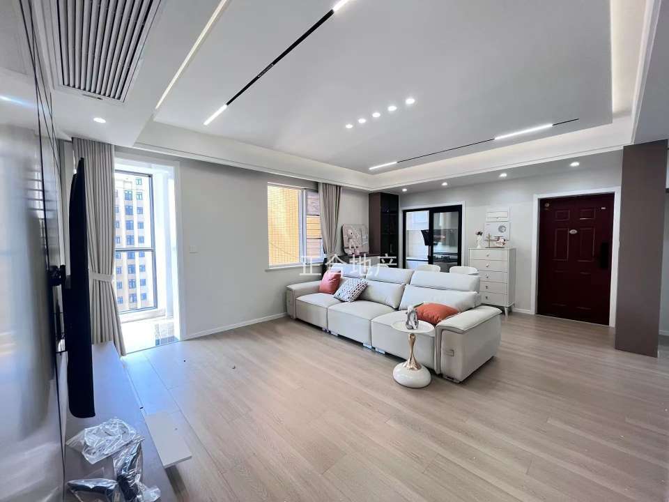 降价了，城南，森林国际，电梯好楼层，精装三房二卫，下楼就是新二中二小，老证，一天未住