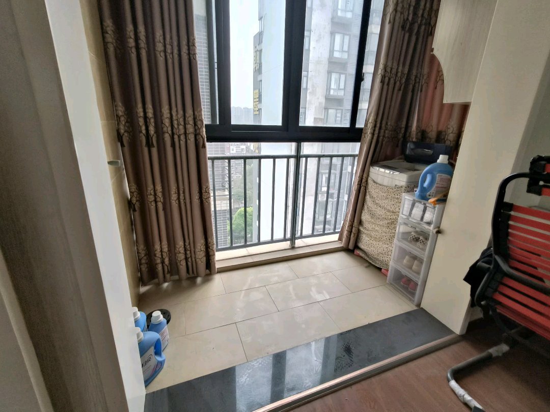 仙桃一中正对面，翰墨苑，电梯好楼层，南北通透，边户，带车位，成色新，家具家电齐全，证满二