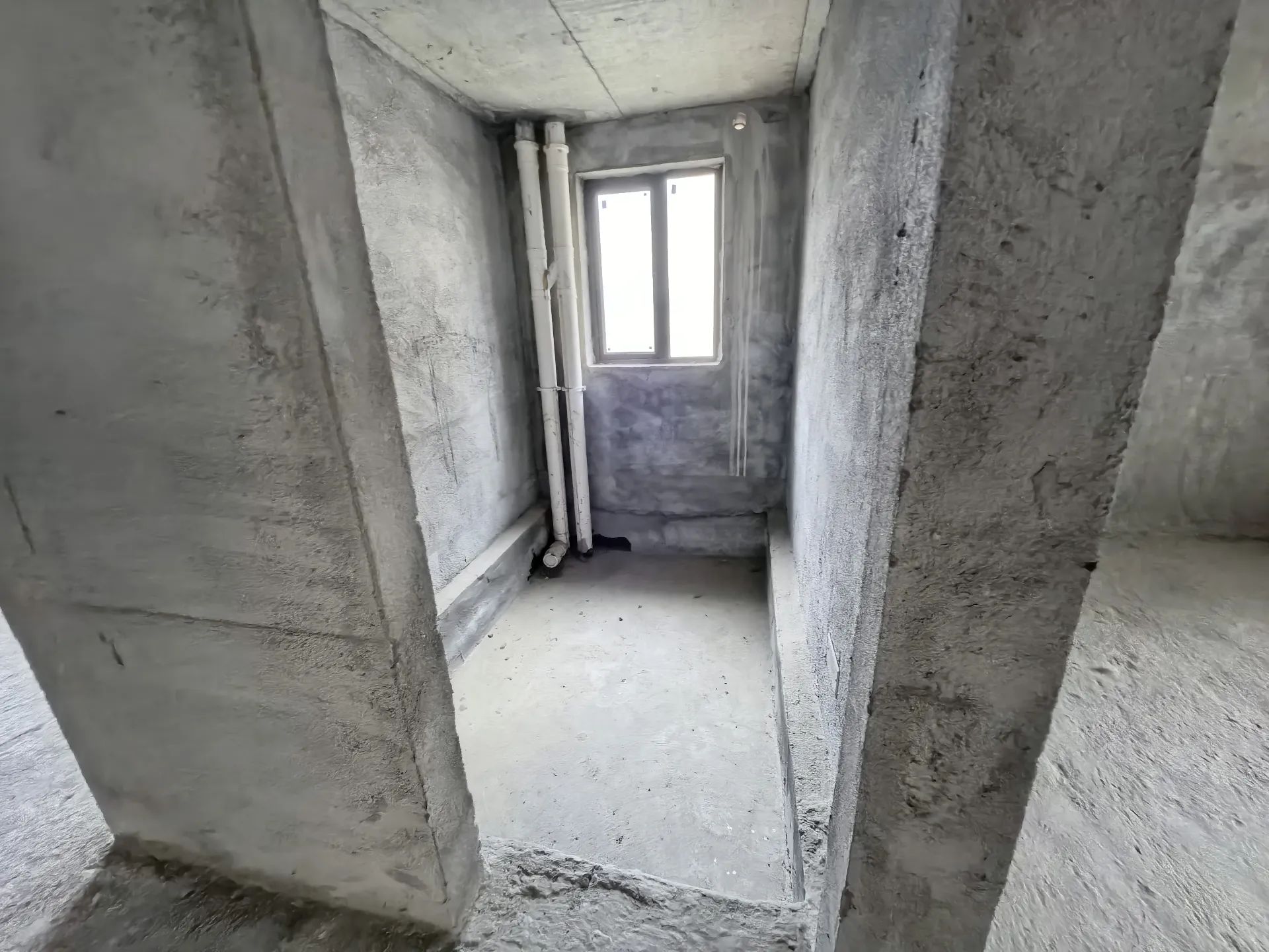 吾悦广场旁，荣怀及第世家，电梯好楼层，毛坯现房。大四房宽敞通透，证满二