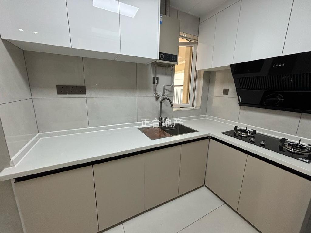 城南新三中三小门口❗️精装全新三房❗️中央空调➕75寸电视❗️证满二税费低，三开间朝南，中间楼层