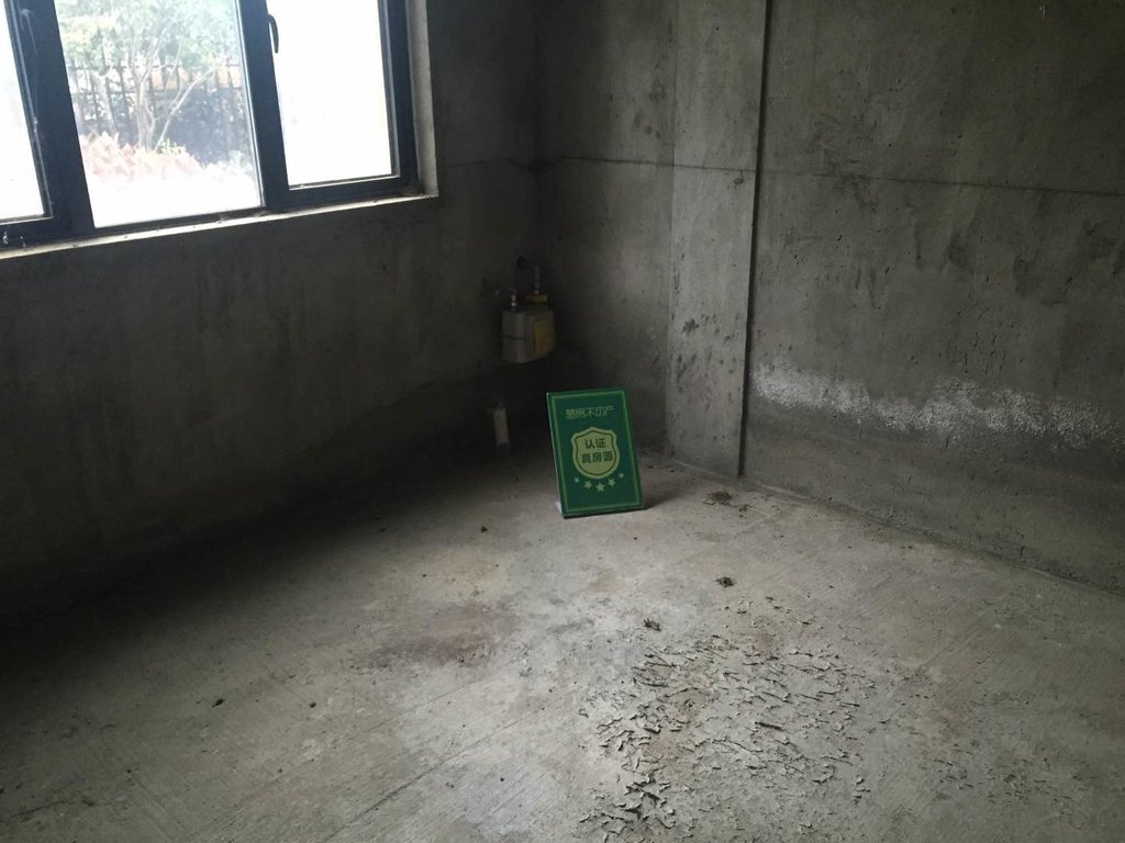 绿地华庭联排别墅，环境好的吓人，每天鲜氧环绕景色宜人